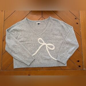 American Eagle Outfitters Light Gray V-Neck Sweater with Cream Bow